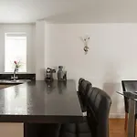 Stunning Contemporary Apartment - Free Parking - 5 Minute Walk To The Beach - Great Location - Fast Wifi - Smart Tv With Netflix Included - Contractor Friendly - Perfect For Short And Long Stays