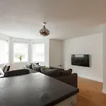 Stunning Contemporary Apartment - Free Parking - 5 Minute Walk To The Beach - Great Location - Fast Wifi - Smart Tv With Netflix Included - Contractor Friendly - Perfect For Short And Long Stays