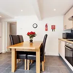 Gorgeous Town Centre Apt With Courtyard Garden