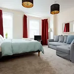 Stylish Town Centre Apartment Close To Beach And Shops