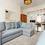 Stylish Town Centre Apartment Close To Beach And Shops