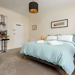 Stylish Town Centre Apartment Close To Beach And Shops