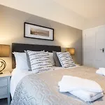 Stylish Town Centre House - 300Mbps, Parking & Sunny Decking