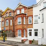 Stylish Town Centre Apartment Close To Beach And Shops
