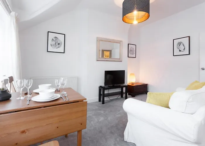 Charming, Well-Equipped Apt - 5 Minutes From Beach