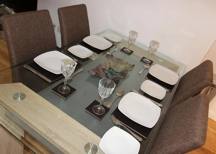 Modern Two Bedroom Apartment Ideally Located
