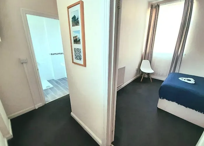 2 Bedroom Ground Floor Flat - Mins To Beach