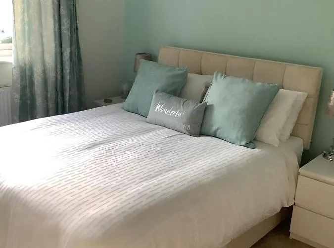 Private Room, Shared Bathroom With One Other, Tea And Coffee Making Facilities, Mini Fridge And Hairdryer, King Sized Bed With Help Yourself Continental Breakfast In Secluded Modern Property With Parking
