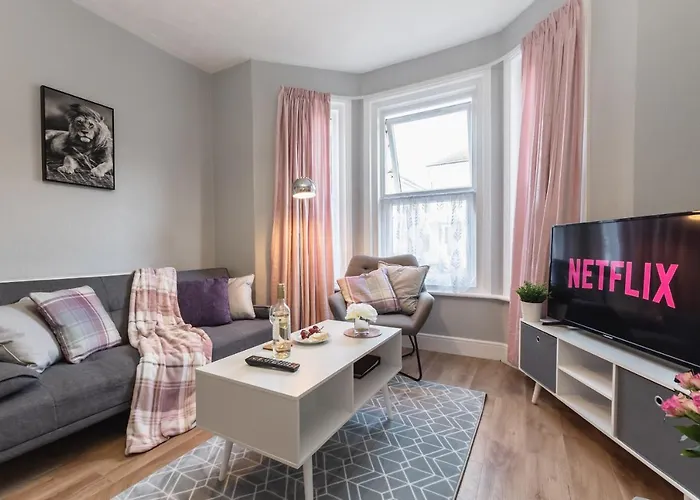 3-Bedroom House L Fast Wi-Fi L Garden L Newly Decorated L Close To Shops And Restaurants