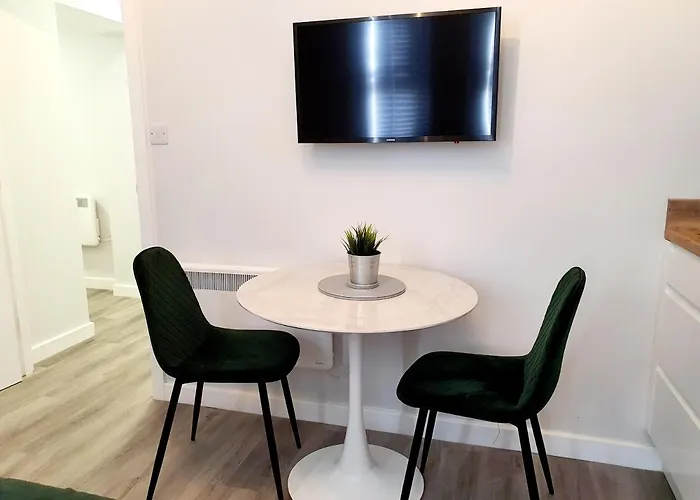 Modern Town Centre Studio Close To Beach