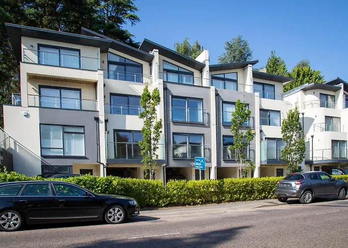 Stunning 3 Bed Townhouse: Westbourne With Parking