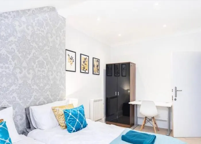 Fantastic Apartment With Views & Parking