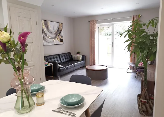Bournemouth Cottage 6Mins From Beach, Free Parking