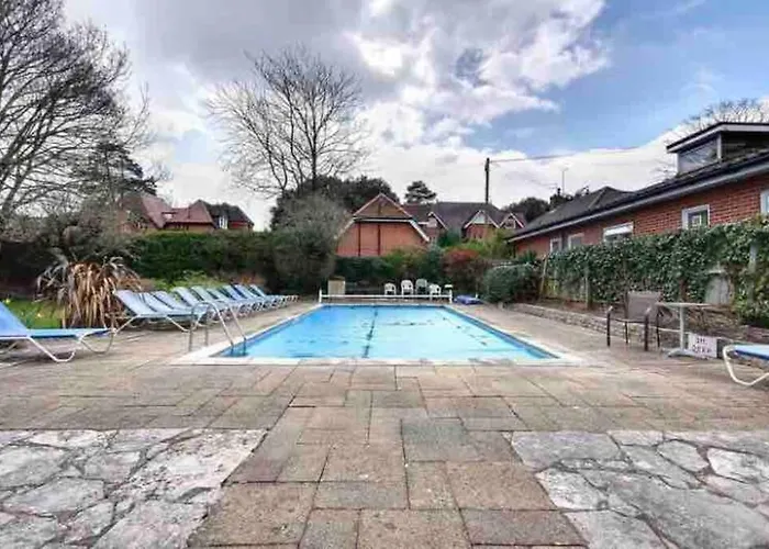 Arncott - Large Studio Flat With Outdoor Pool