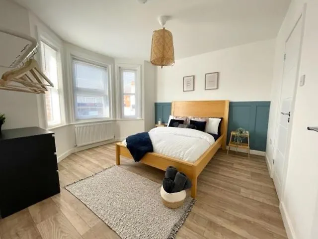 Central, Bright & Spacious Apartment - Parking Included