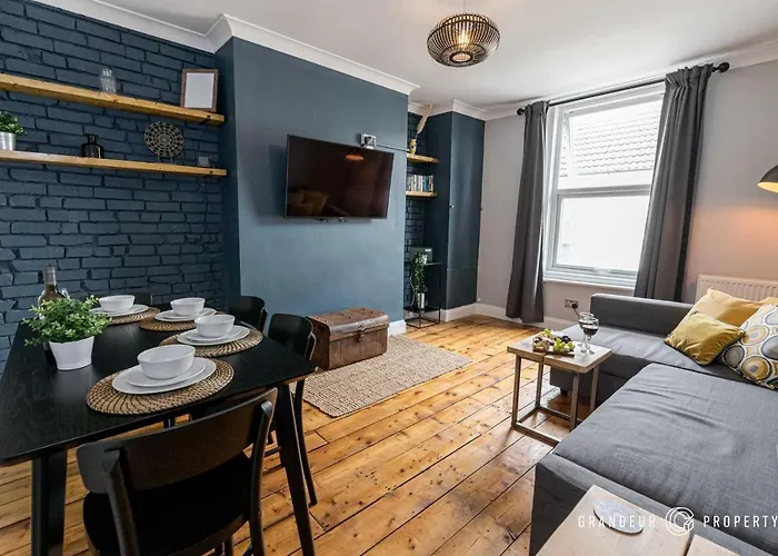 Quirky Newly Renovated Central Apartment With Parking - Cobalt Levels