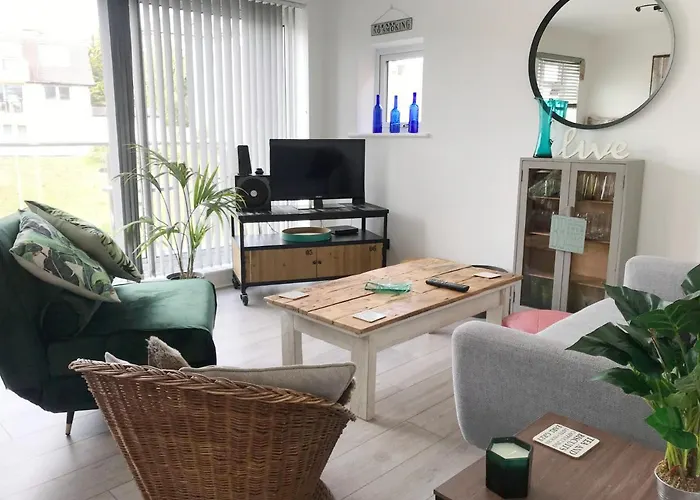 Surfers View. 2-Bedroom Apartment By The Sea