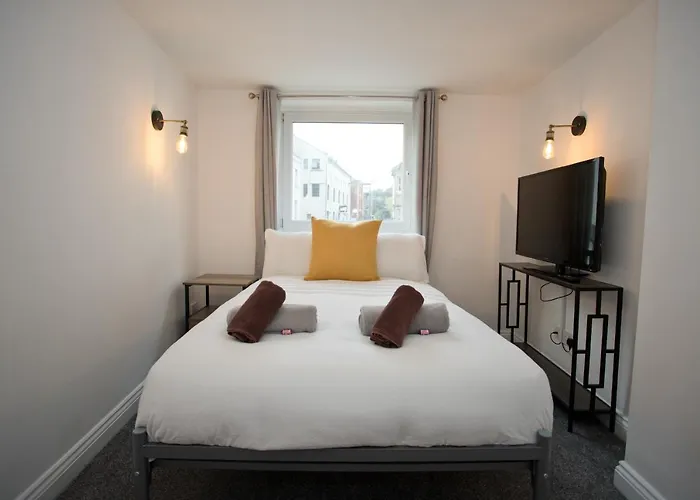 Bank Apartment - Prime Town Centre Location - Close To The Beach!