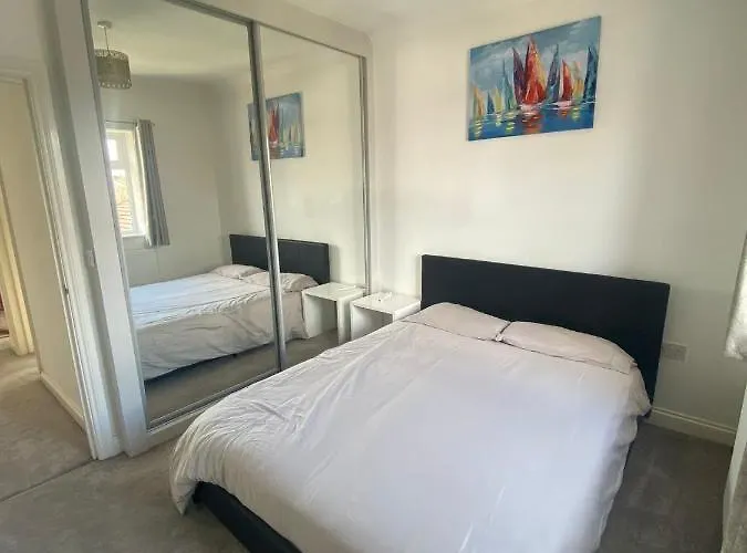 Entire 2Bed Semi In Redhill W-Garden/Parking/Wifi