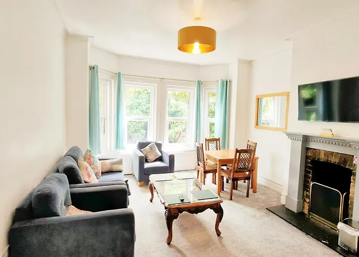 Flat-B, 4 Adults, 20 Mins To Beach, Netflix, Wifi, Sleeps 4 Adults