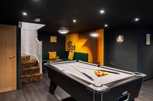 Ultimate Glam, Vintage Central Pad. Cool 70S Bar.