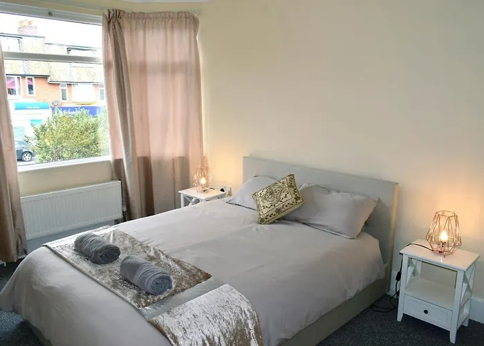 Beach Escape 4 Bedroom House, Sleeps 11, 2 Free Parking, Garden, Wifi, Smart Tv, Newly Decorated