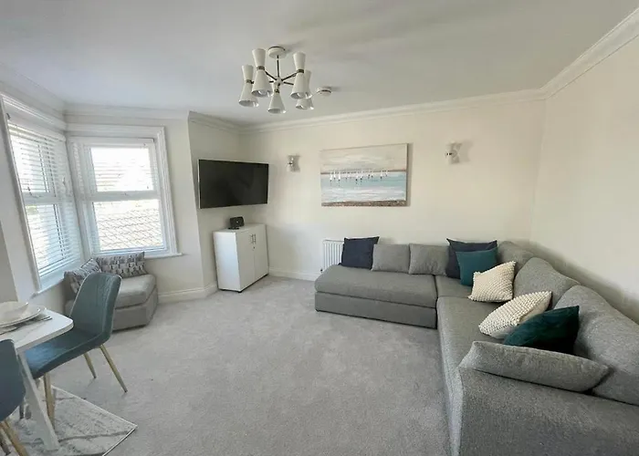 Exquisite Apartment, Stone Throw From The Beach
