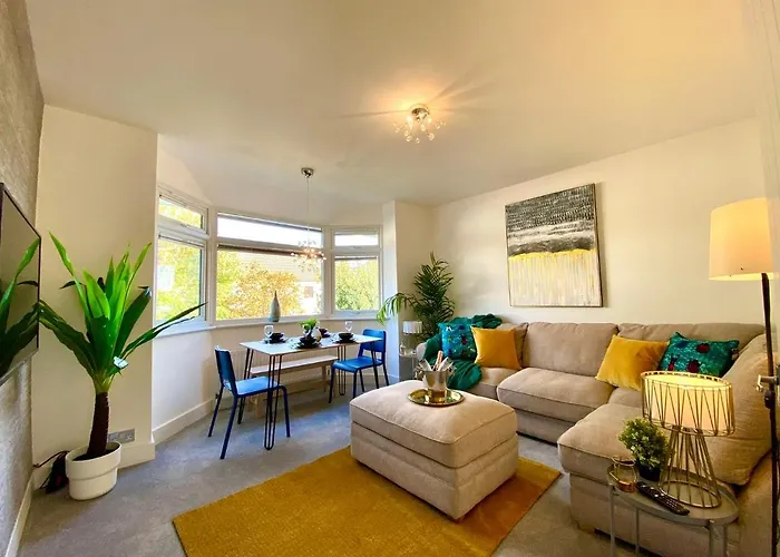 2 Min Walk To The Best Beach! Stunning Newly Refurbished Stylish 2 Bedroom Apartment! - Great Location - Free Parking - Fast Wifi - Smart Tv - Sleeps Up To 4! Close To Bournemouth & Poole Town Centre & Sandbanks