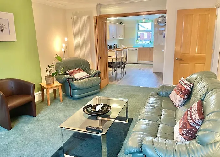 Spacious Four Bed Home With Parking - Bournemouth