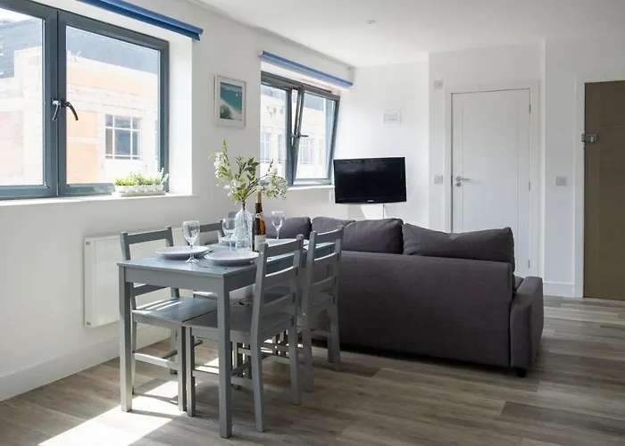 Modern One Bedroom Apartment In Town Centre & 4 Min To The Beach