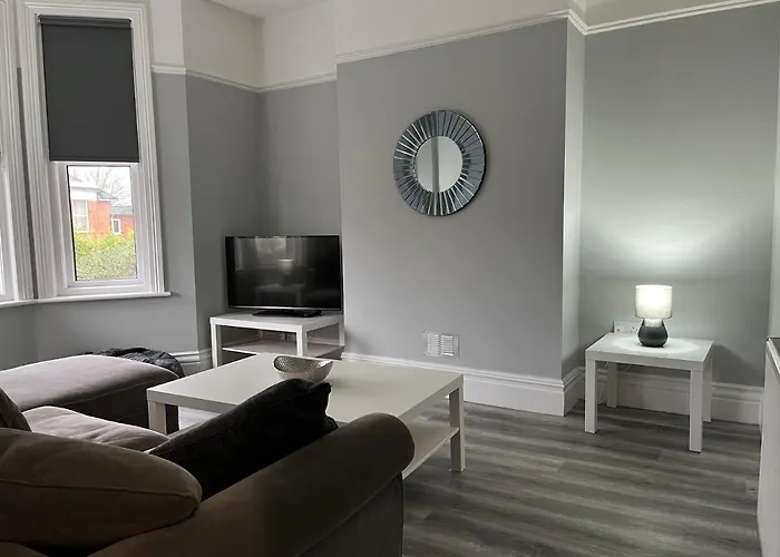 Entire Spacious 4 Bedroom Apartment In Bournemouth