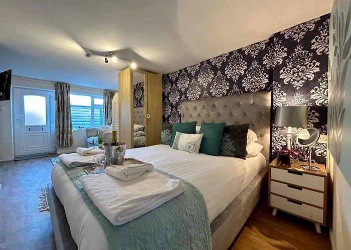 Bournecoast: Lovely Ground Floor Studio Apartment, Near River & Beaches - Fm3001