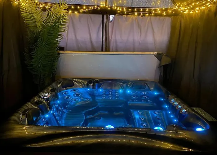 Secret Gem 1 Bed Garden Flat Private Luxury Hot Tub
