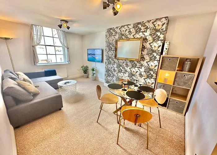 Elegant Town Centre Apartment - Close To Beach