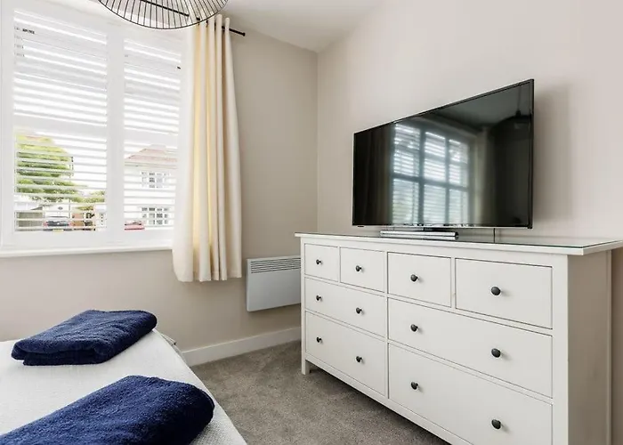 Modern 2 Bed, Cliff Top & Parking, F6