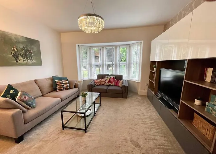 Modern 2 Bed Flat W Parking, Dog Friendly, Central