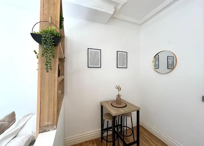 Flat 12, 10 St John\'S Road