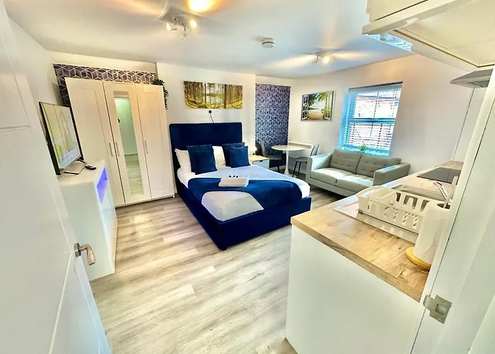 Cozy Downtown Retreat - Central Apartment With Short Walk To Beach