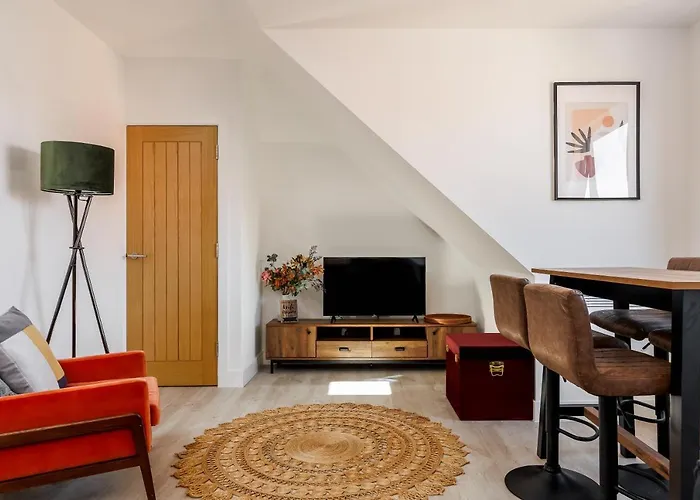 Modern 1 Bed Seaside Apartment
