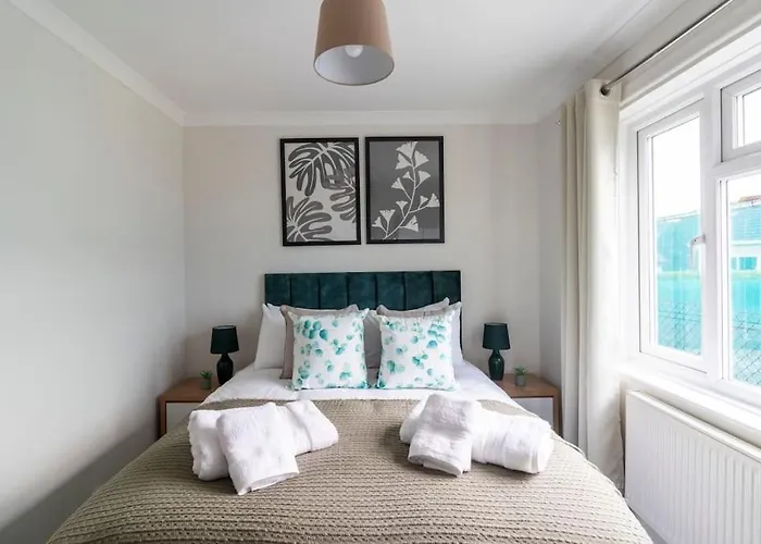 Spacious Sea View 2 Bedroom Sleeps 6-Free Parking