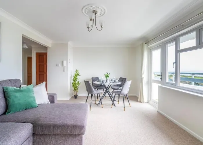 Panoramic Sea View Apartment Sleeps 4-Free Parking