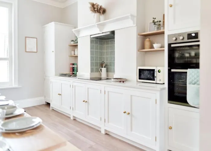 Cute Beach House - 4 Mins Walk
