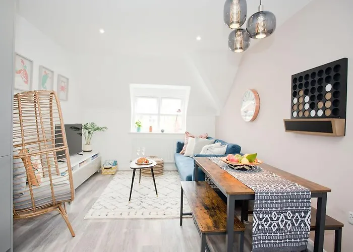 Stylish 2 Bedroom Apt - Parking - 5 Mins Walk To Beach
