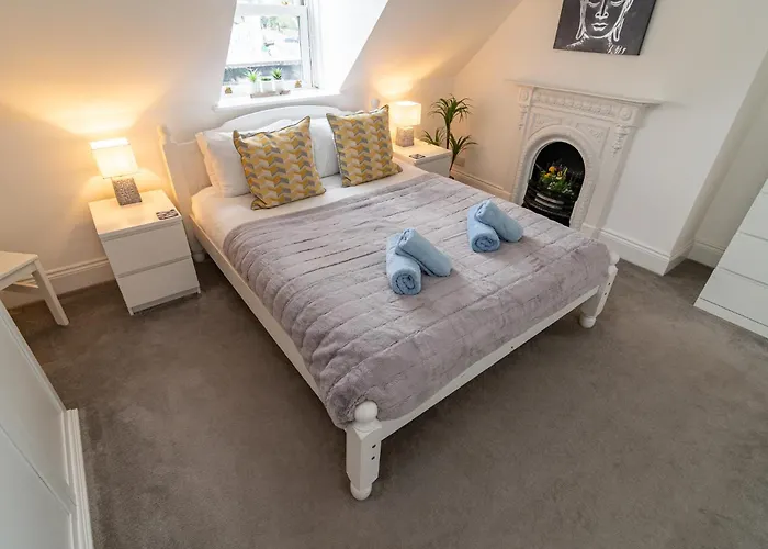 Light Airy 3 Bed Town Cntr Flat 700M To The Beach