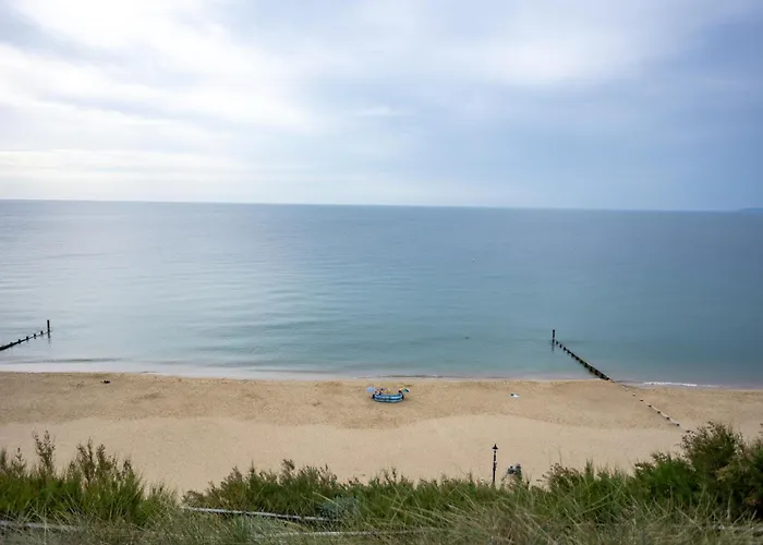 Stunning 2 Bed Seaside Apartment With Sea Views
