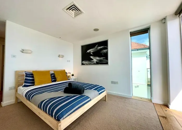 Stunning Panoramic Sea View Beach Location - Sleeps Up To 4 People - Free Parking - The Best Beach! - Great Location - Fast Wifi - Smart Tv - Newly Decorated - Sleeps Up To 4! Close To Bournemouth & Poole Town Centre & Sandbanks