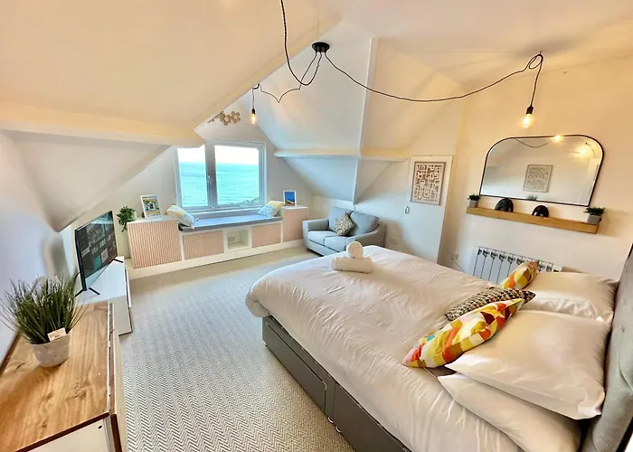 Pier View Retreat - Close To Beach - Sea Views With Parking
