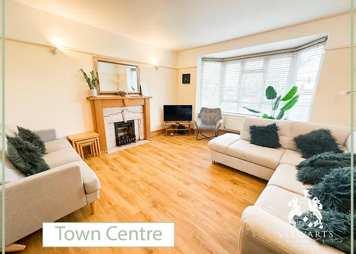Town Centre Apartment Sleeps 9