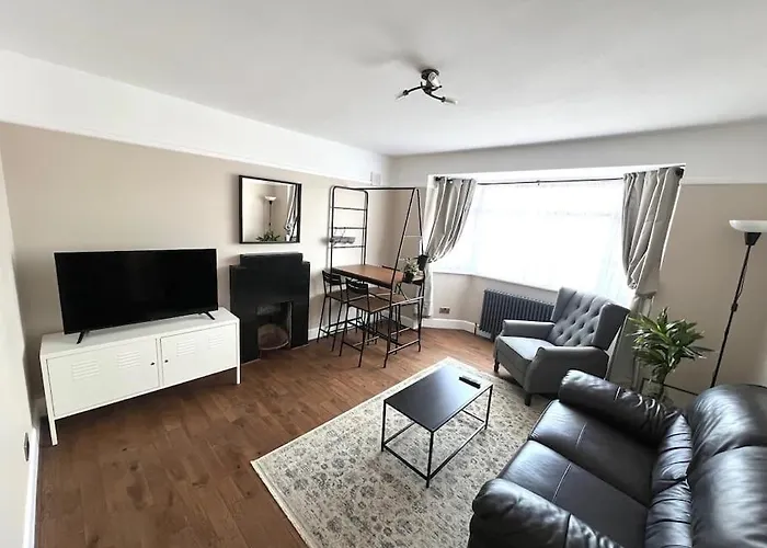 Spacious 3 Bed Apt Sleeps 5 Near Bournemouth Beach