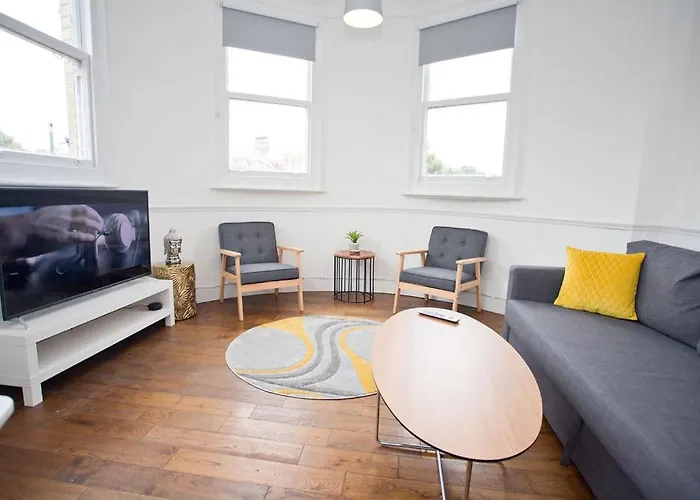 Town Centre Large 2 Bedroom Apt - Beach - Parking